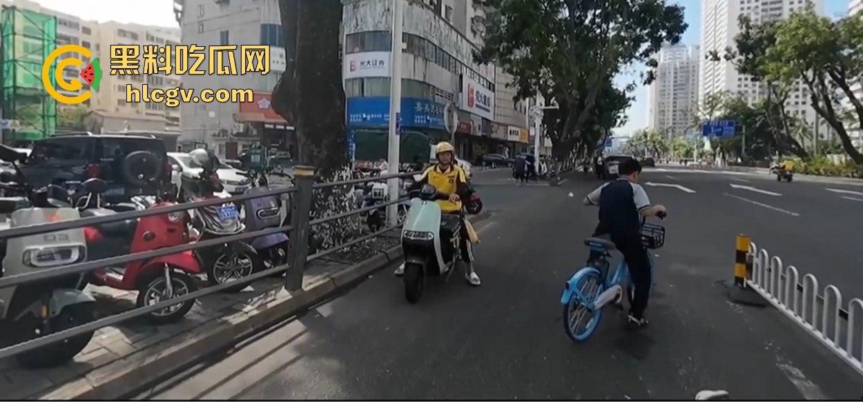 小哥新买电动车上路被3人行喝嗨了的撞飞,妹子砸在围栏上懵了,身材比脸吸睛!-12