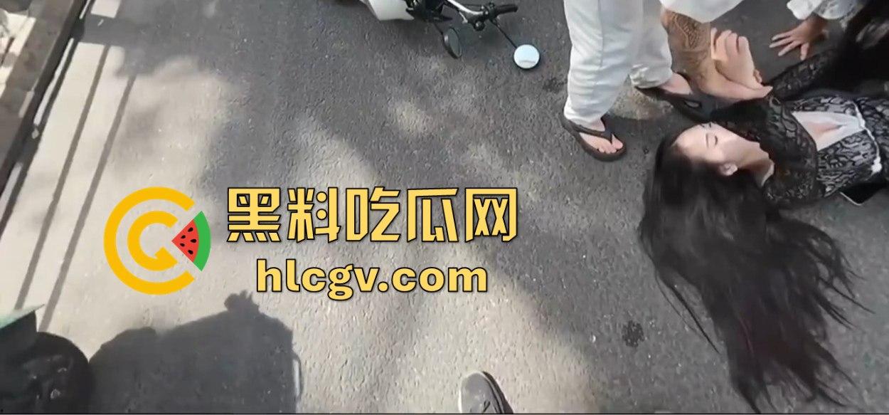 小哥新买电动车上路被3人行喝嗨了的撞飞,妹子砸在围栏上懵了,身材比脸吸睛!-15