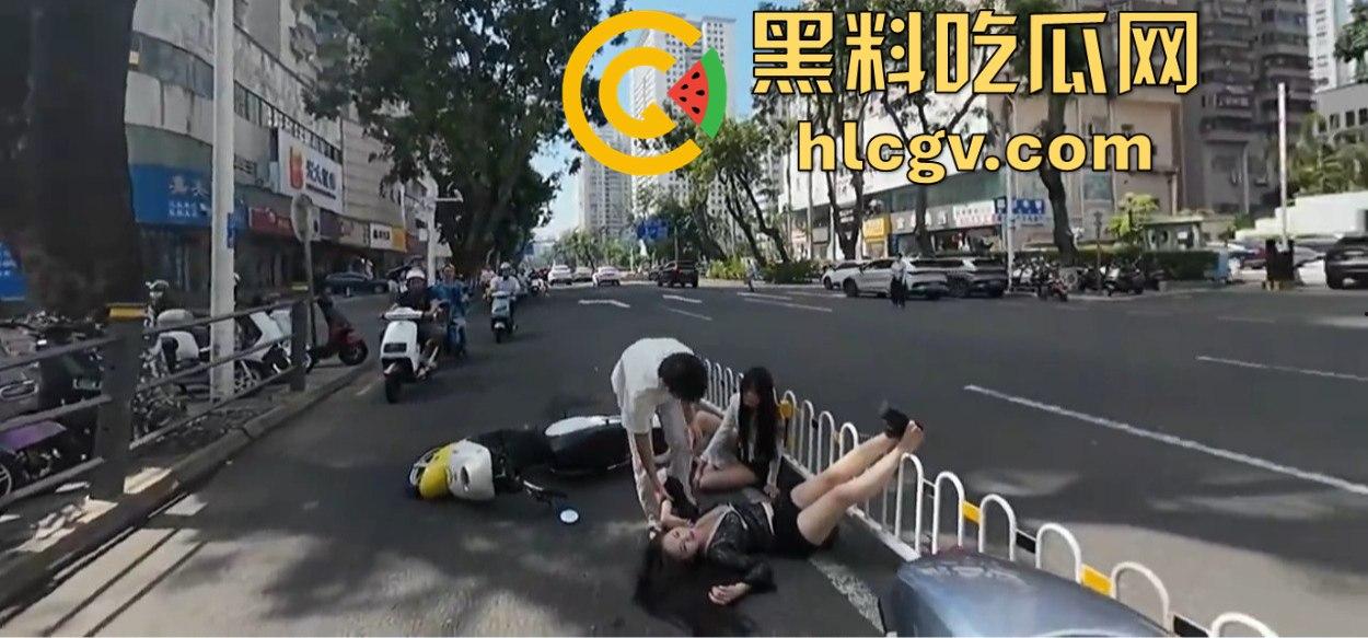 小哥新买电动车上路被3人行喝嗨了的撞飞,妹子砸在围栏上懵了,身材比脸吸睛!-17
