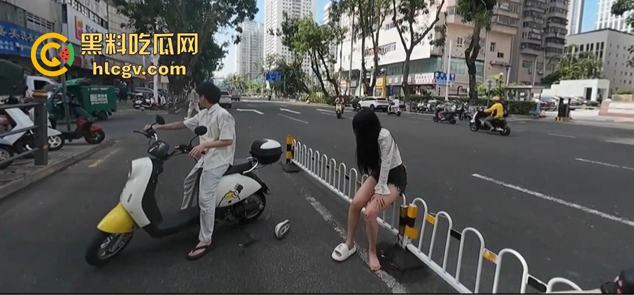 小哥新买电动车上路被3人行喝嗨了的撞飞,妹子砸在围栏上懵了,身材比脸吸睛!-19