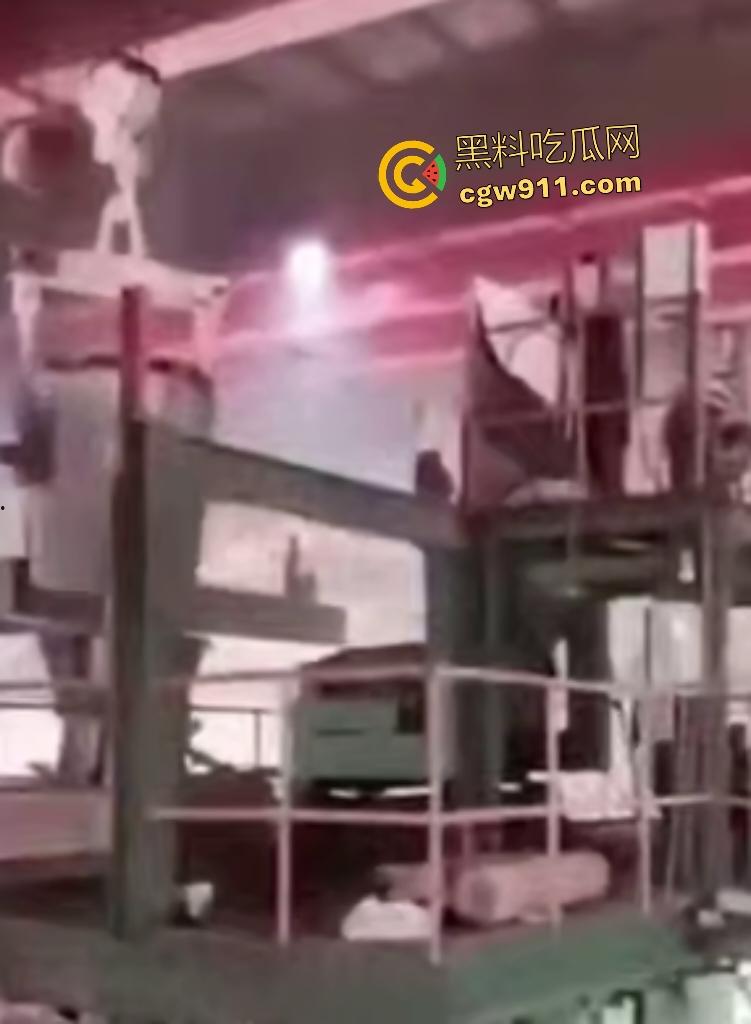 印尼钢厂几千度铁水不慎倾倒！二楼操作失误，数千度熔岩直接烫死工人，还能活下来就是祖坟积德！-6