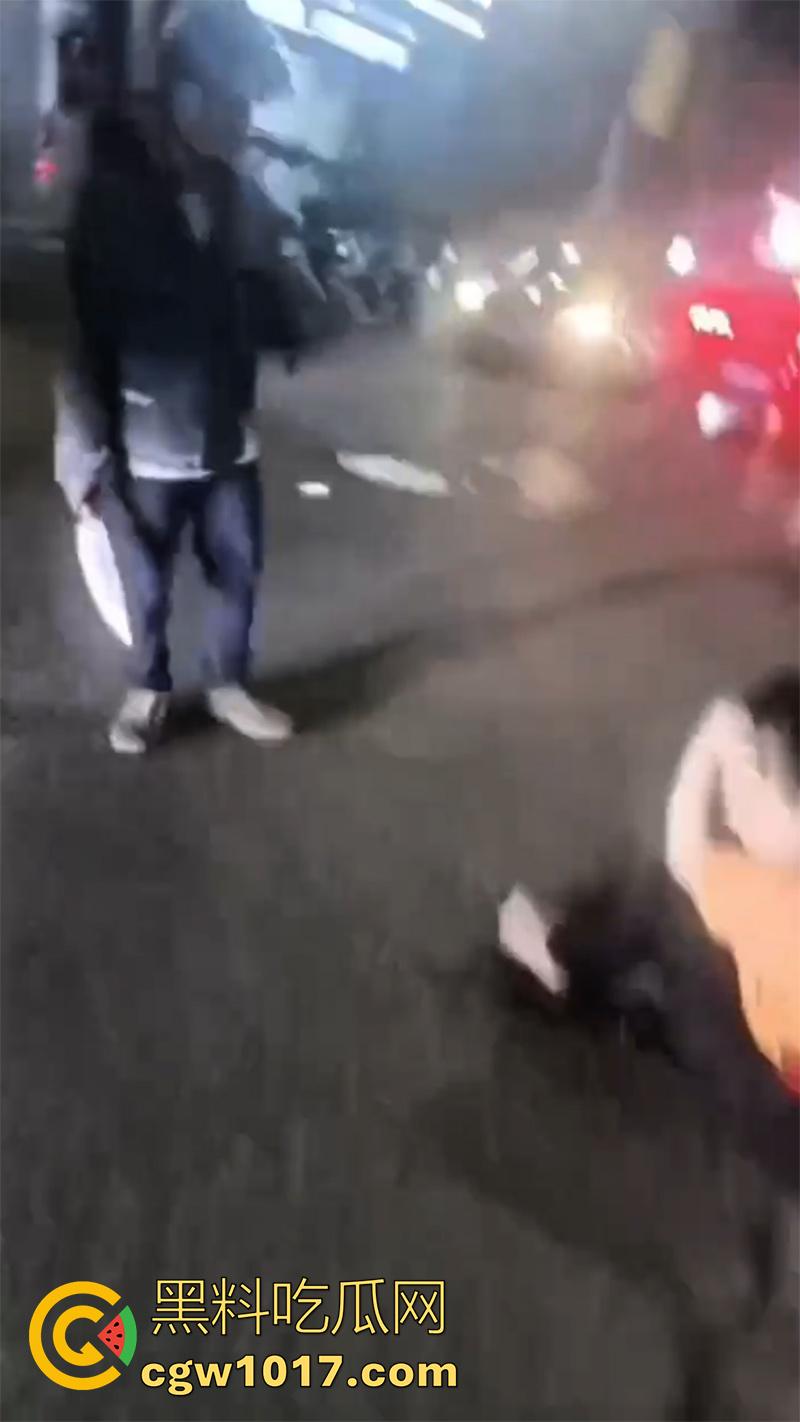 玩别人老婆的代价,男子发现老婆出轨,直接拿出杀猪刀,当街手刃情夫,渣男直接被砍死,老婆也浑身是伤!-2