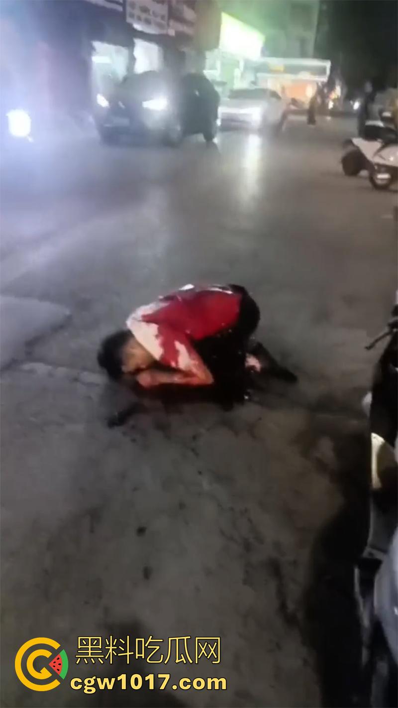 玩别人老婆的代价,男子发现老婆出轨,直接拿出杀猪刀,当街手刃情夫,渣男直接被砍死,老婆也浑身是伤!-4