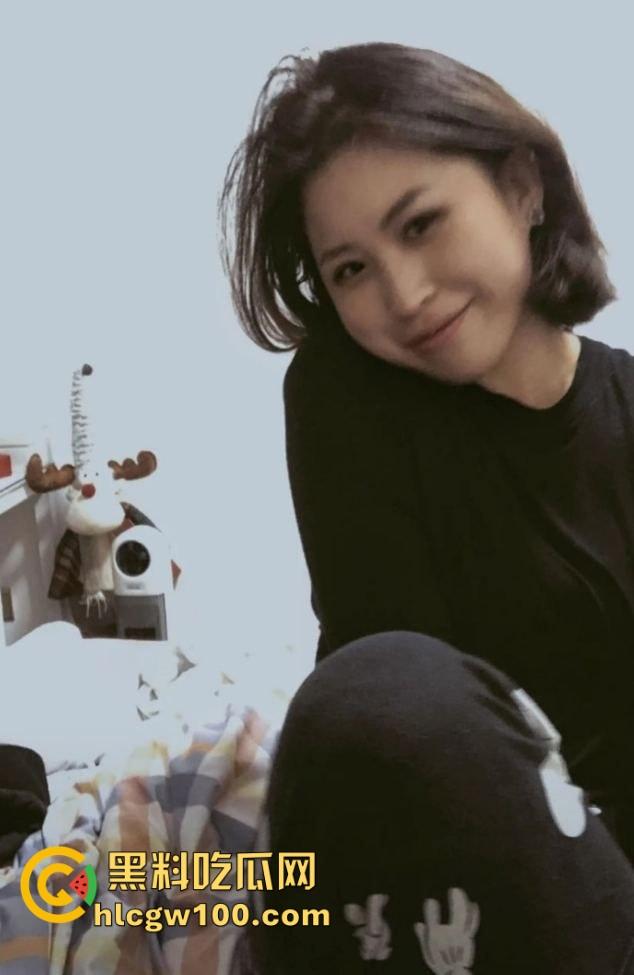 呼和浩特反差素人【童语晨】喜欢鸡巴抽脸还爱出轨刺激感,老公舔她被艹过的逼,她说这种感觉最爽!-1