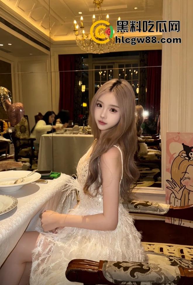 四川22岁骚鸡【林琳】包月卖逼当情人,吃一个月鸡巴换俩包,朋友圈晒包背地里卖逼!-3