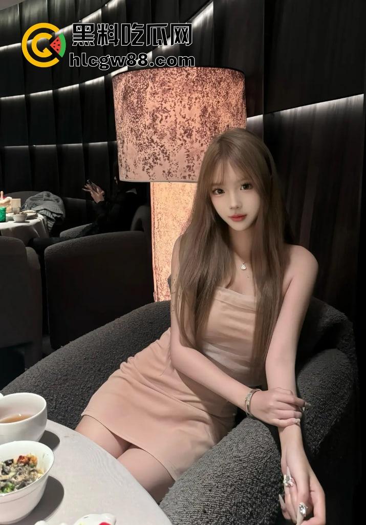 四川22岁骚鸡【林琳】包月卖逼当情人,吃一个月鸡巴换俩包,朋友圈晒包背地里卖逼!-6