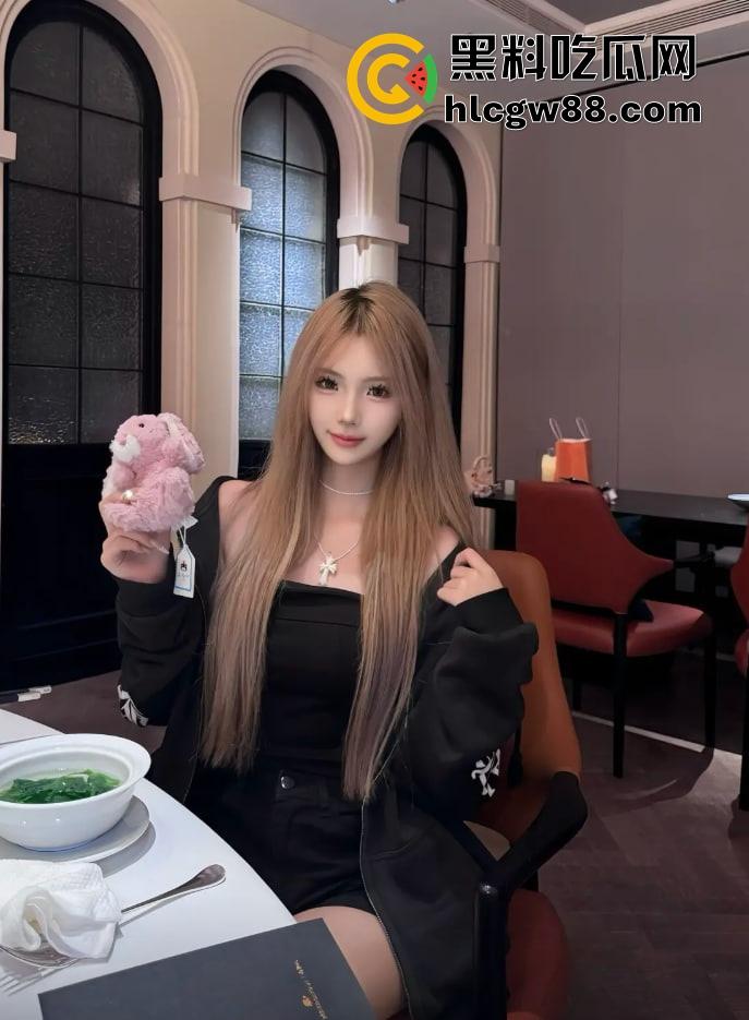 四川22岁骚鸡【林琳】包月卖逼当情人,吃一个月鸡巴换俩包,朋友圈晒包背地里卖逼!-12