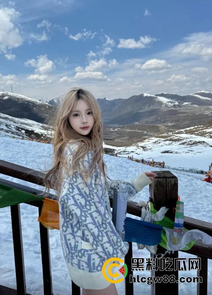 四川22岁骚鸡【林琳】包月卖逼当情人,吃一个月鸡巴换俩包,朋友圈晒包背地里卖逼!-13