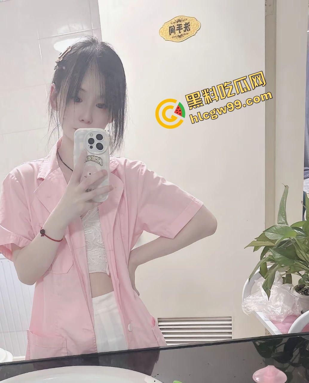 湖北艺术职业学院苗条嫩妹【张蓉】卫生间发骚自拍露奶诱惑，上小便拉尿淫荡私拍！独家曝光流出！-3