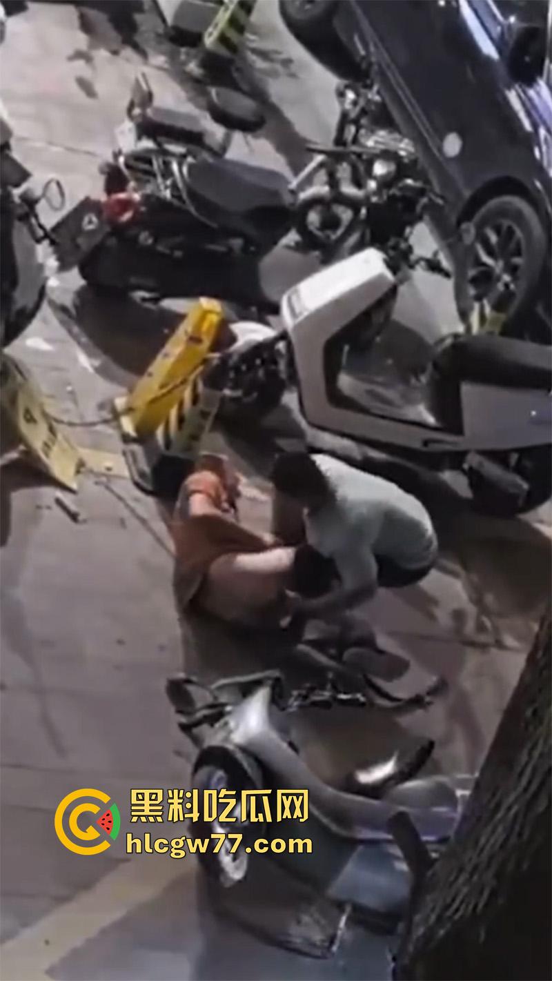 广东街头变态男同，当街撩骚别人老公，被骂起冲突后，竟然试图拉断别人命根子！-4