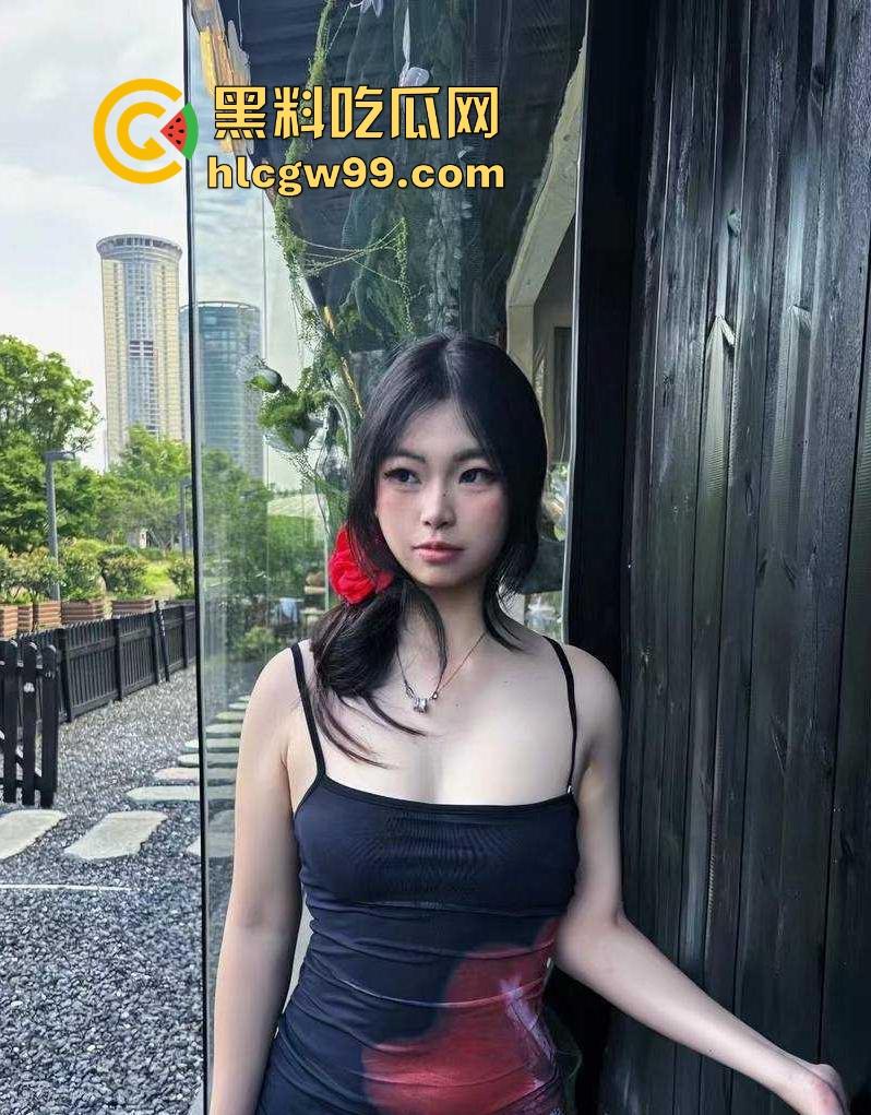 重庆极品19岁高三学生妹【吴培怡】在房间露出自慰视频流出, 看脚上的美甲和纹身贴可实锤,内容炸裂!-2