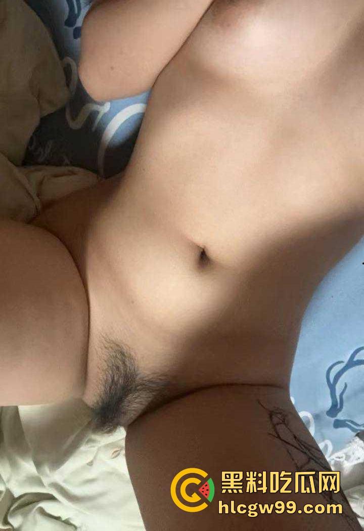 重庆极品19岁高三学生妹【吴培怡】在房间露出自慰视频流出, 看脚上的美甲和纹身贴可实锤,内容炸裂!-10