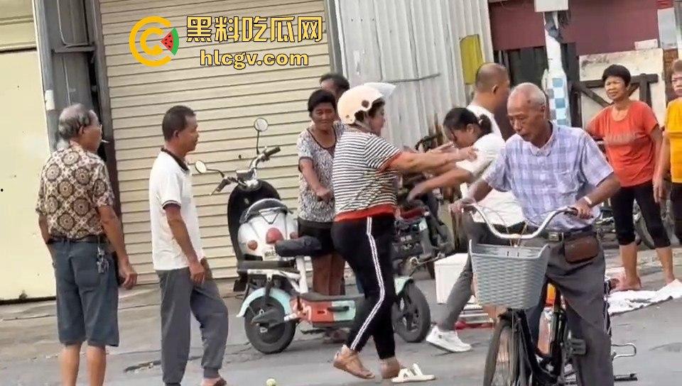 福建漳州海澄，女子不买水果被老太婆骂，结果碰到狠人，街上追着打！-1