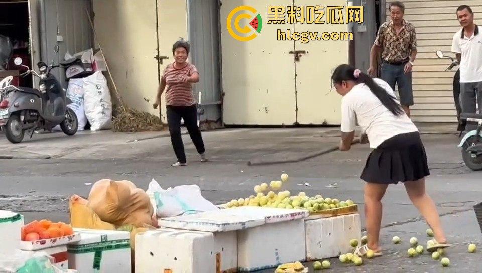 福建漳州海澄，女子不买水果被老太婆骂，结果碰到狠人，街上追着打！-5