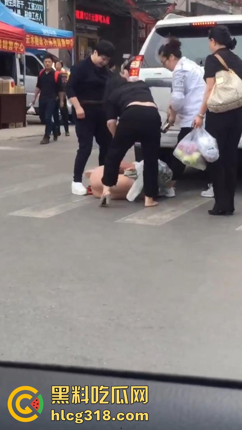 原配带姐妹当街扒光小三，翘臀美腿性感身材全裸露，暴力踹逼踢的美女嗷嗷叫，难怪老公会出轨呢！-4