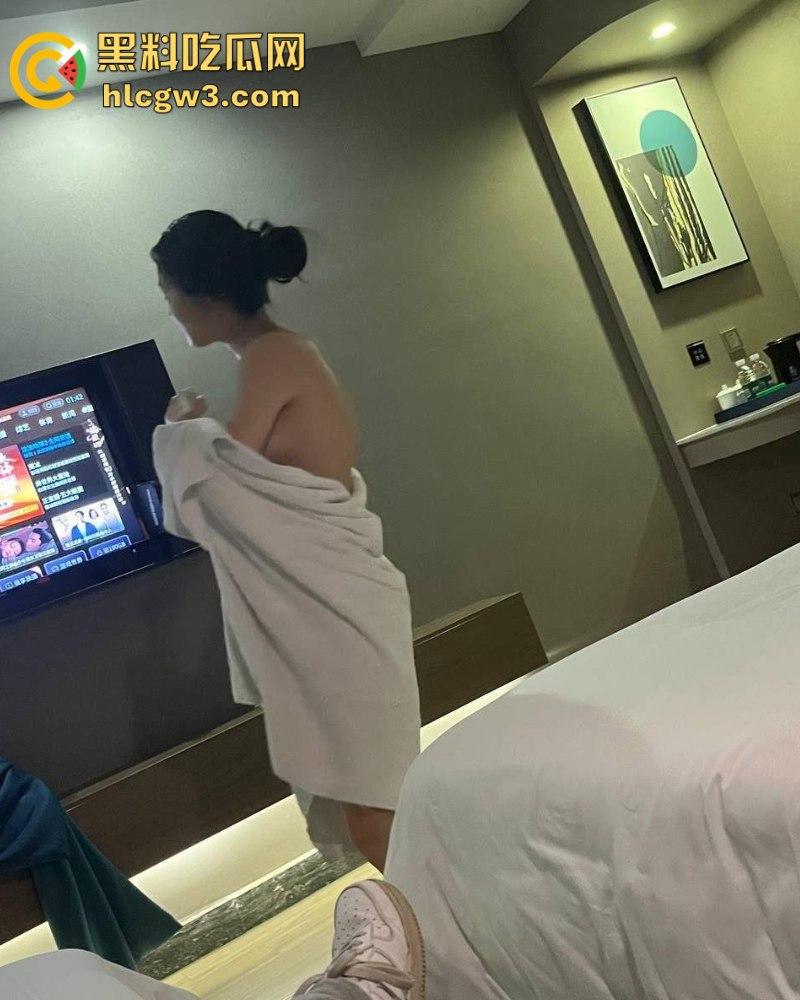 真实3p调教小奴四川成都大二女生【田思琪】骚话连篇跪舔肉棒 上操嘴巴下玩穴 前后夹击肏到晕厥还喊着不要停-4