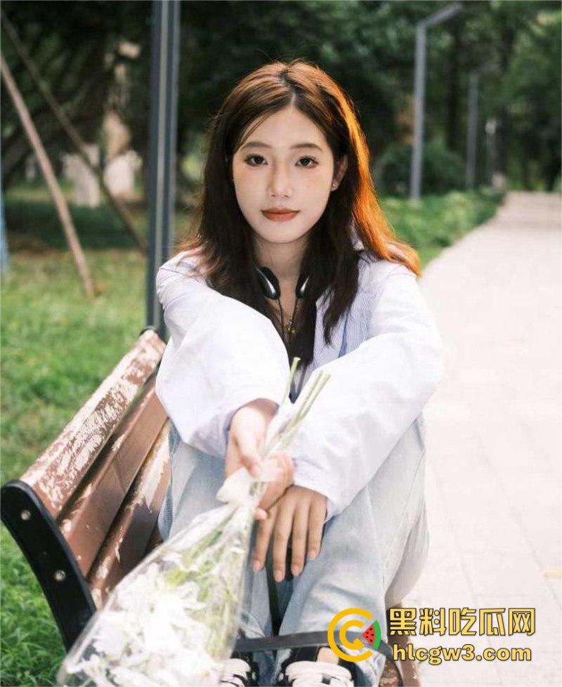 真实3p调教小奴四川成都大二女生【田思琪】骚话连篇跪舔肉棒 上操嘴巴下玩穴 前后夹击肏到晕厥还喊着不要停-5