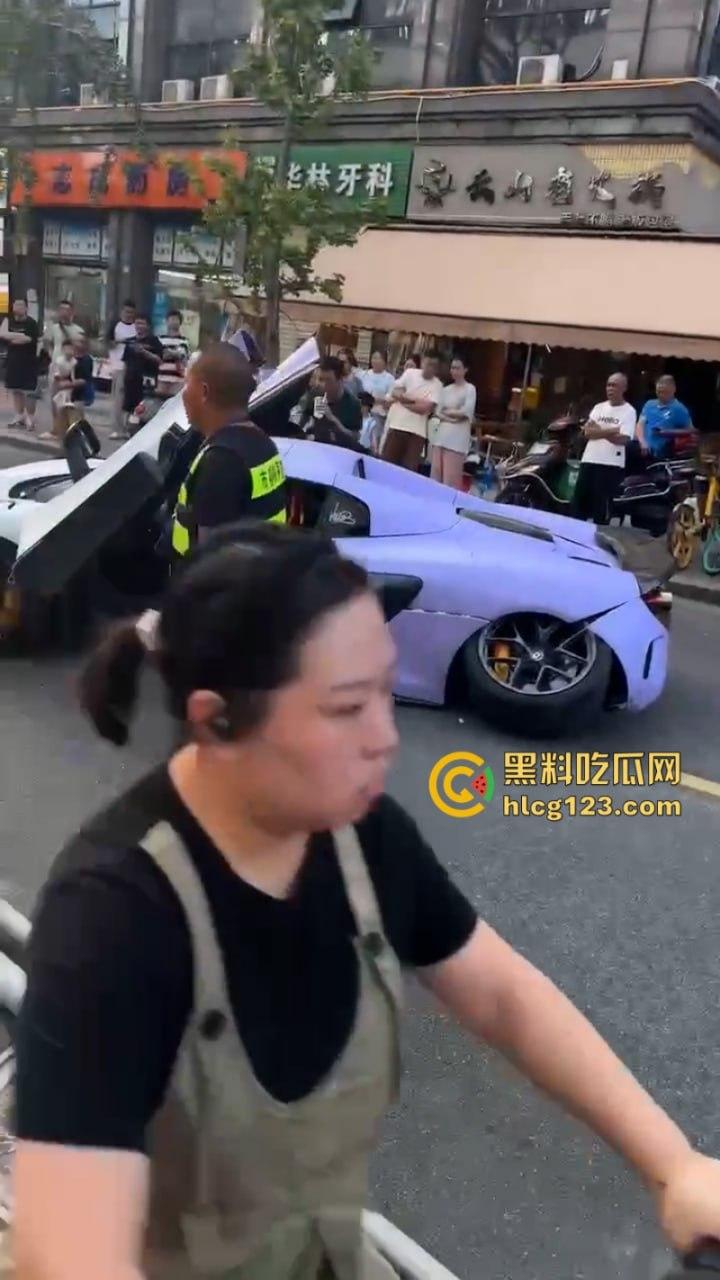 成都百万级神车被干废 租车装杯 妹子还没接到 先负债百万 现场视频看得肝疼-3