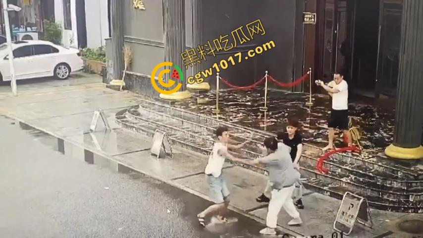 血腥暴力！两男子被疯狂催收员砍伤！街头刀光剑影，鲜血四溅，高利贷催收员下手无情，横行无忌-4