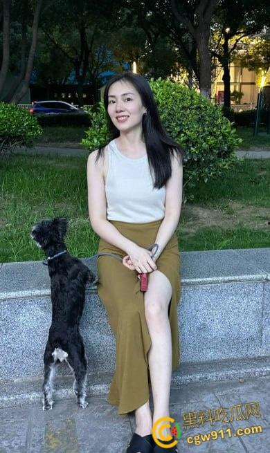 帮小姨取快递，反差姨子情趣红丝肚兜勾引，趁姐夫上班乱伦偷情，丝袜蹭屌足交，无套内射淫叫不止！-1