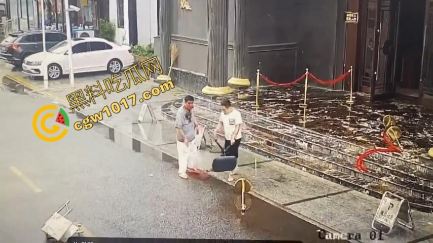 血腥暴力！两男子被疯狂催收员砍伤！街头刀光剑影，鲜血四溅，高利贷催收员下手无情，横行无忌-9