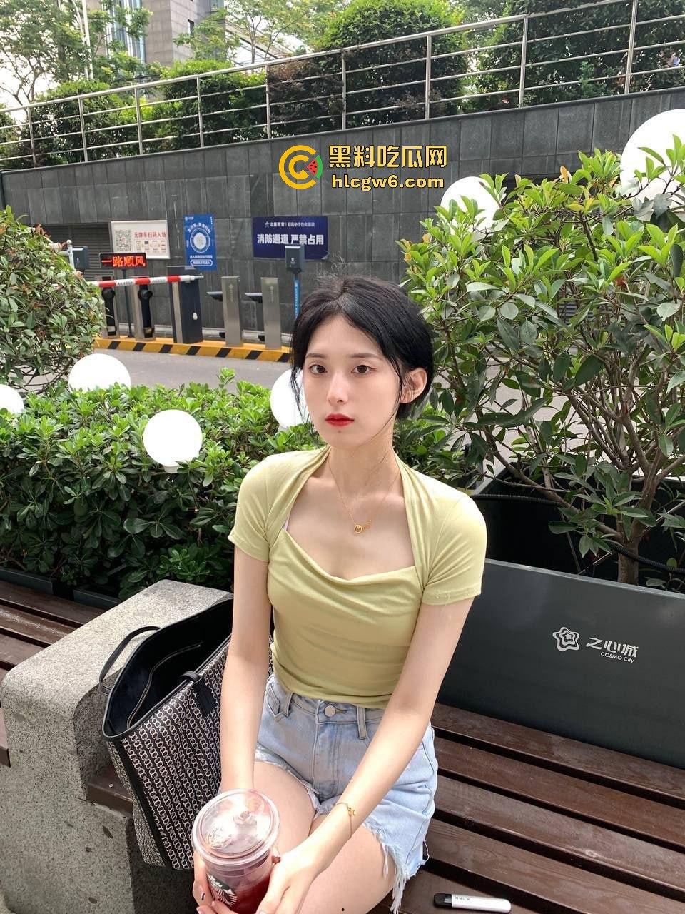 广州老凤祥骚店长【李淼】性爱视频外流，掰开粉嫩逼逼舔鸡吧吞精，全身骚到骨头里，女神装扮全是骗人的！-2