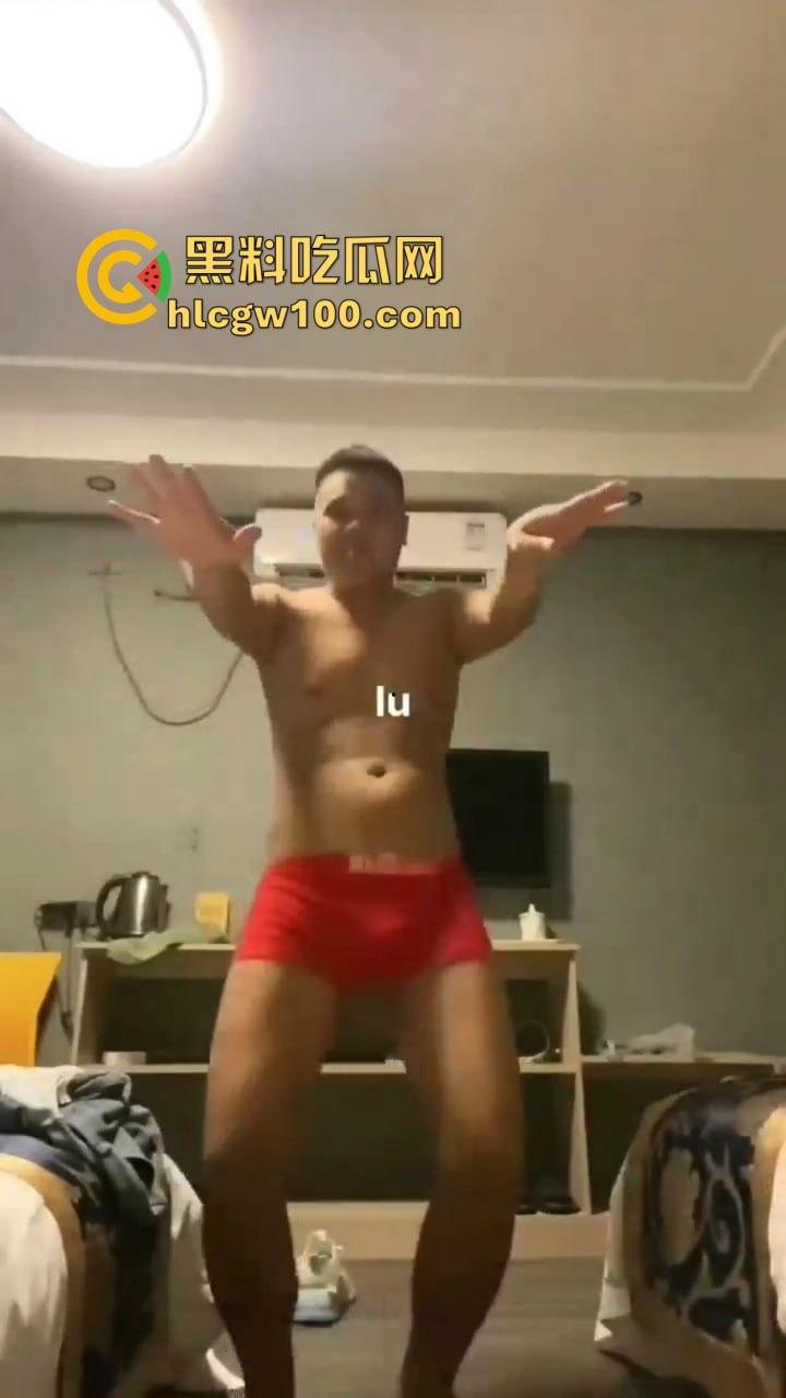 圣诞节荒诞名场面曝光，约不到炮的男人酒店发疯砸床，小姐坐包厢刷剧解闷，低端技师直接练草逼技术谋出路！-4