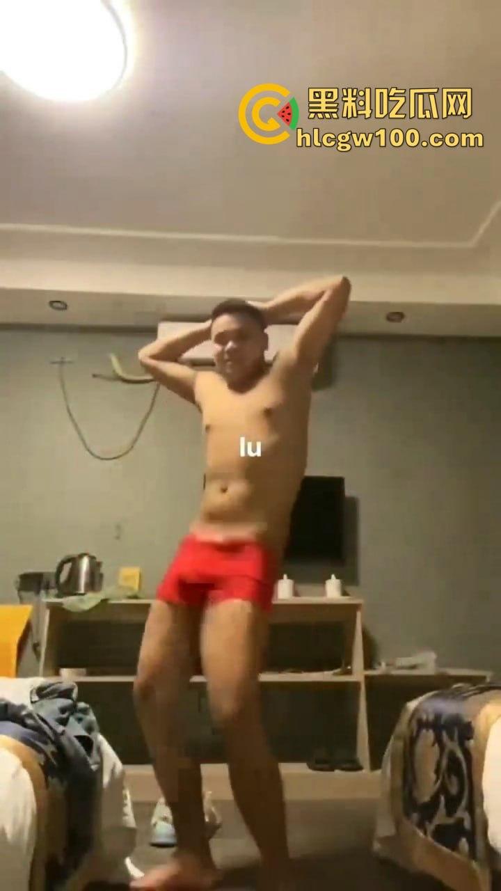 圣诞节荒诞名场面曝光，约不到炮的男人酒店发疯砸床，小姐坐包厢刷剧解闷，低端技师直接练草逼技术谋出路！-8