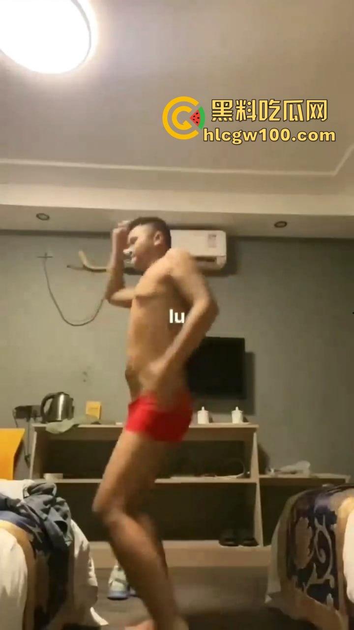 圣诞节荒诞名场面曝光，约不到炮的男人酒店发疯砸床，小姐坐包厢刷剧解闷，低端技师直接练草逼技术谋出路！-10