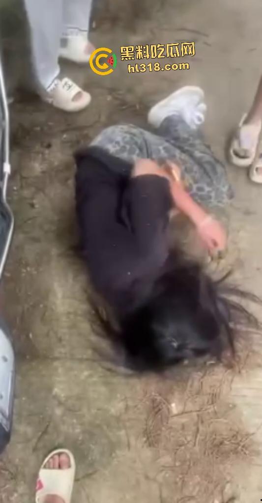 江西万载惊现户外学生霸凌！群殴脱衣羞辱，扇巴掌脚踹狠到脑震荡，男的还被要求跪下当儿子！-3