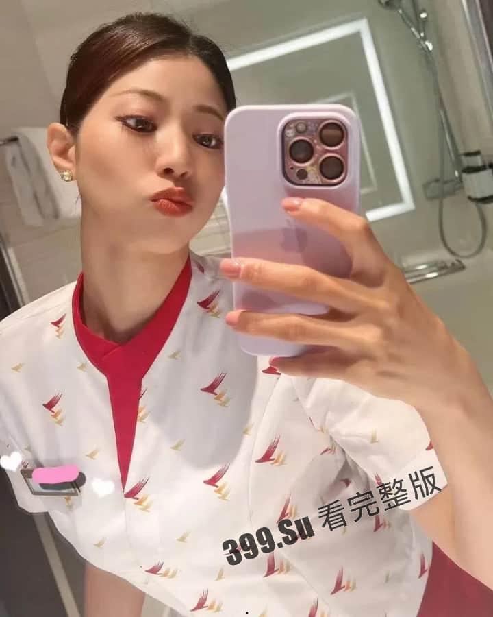 长相甜美靓丽国泰航空空姐「Netflix」被爆，上班时间认真工作接待乘客 卖力口交-2