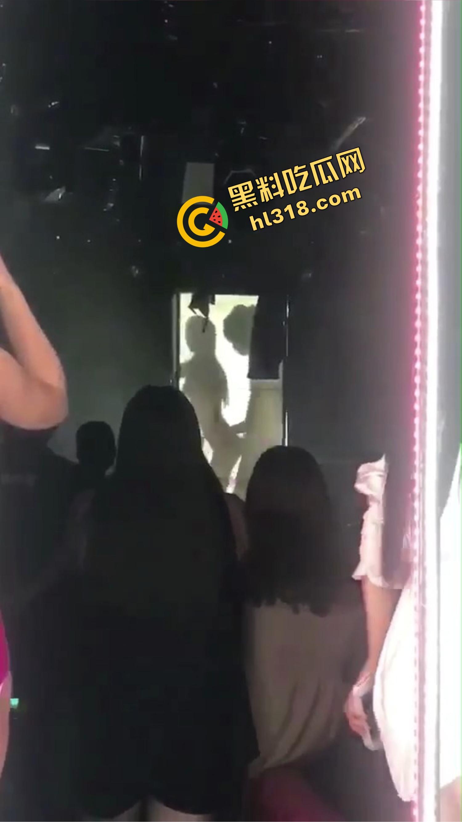 夜店擦边都不算啥了，现场做爱玩影子诱惑，全场看妹子被插到喷水，就是逼有点松鸡巴一插直接到底！-11