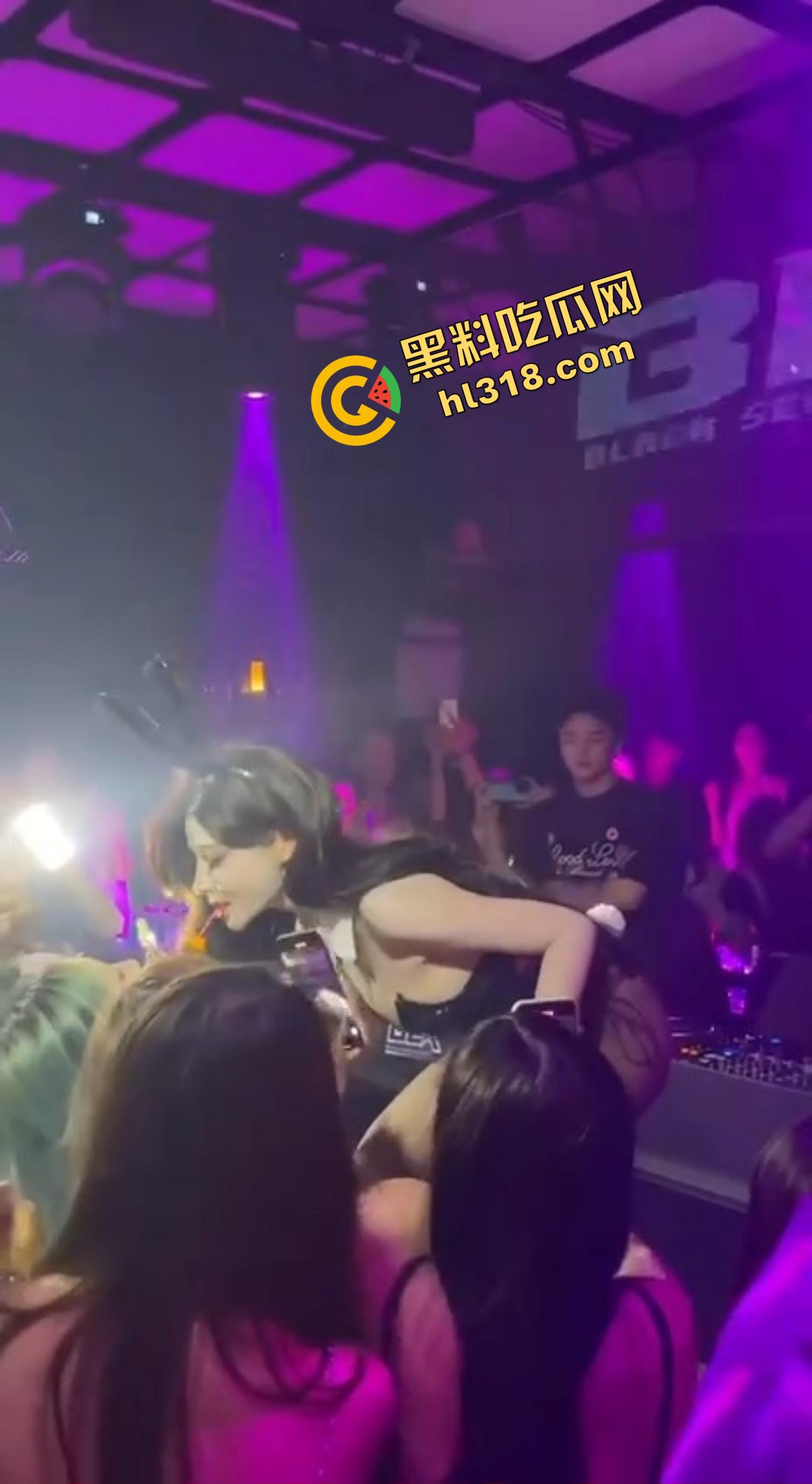 夜店擦边都不算啥了，现场做爱玩影子诱惑，全场看妹子被插到喷水，就是逼有点松鸡巴一插直接到底！-12