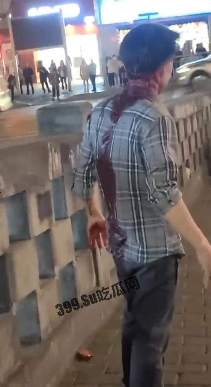 重庆 上热搜 重庆观音桥 男子持菜刀砍人致四名路人受伤-4