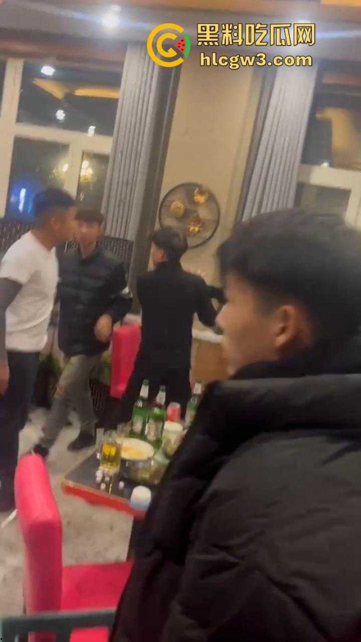 内蒙古赤峰烤尚985音乐烤吧一精神小伙酒后“变异”杀人 捅腹戳眼挑手筯 残忍嗜血如丧尸附体 现场实拍曝光血流一地-3