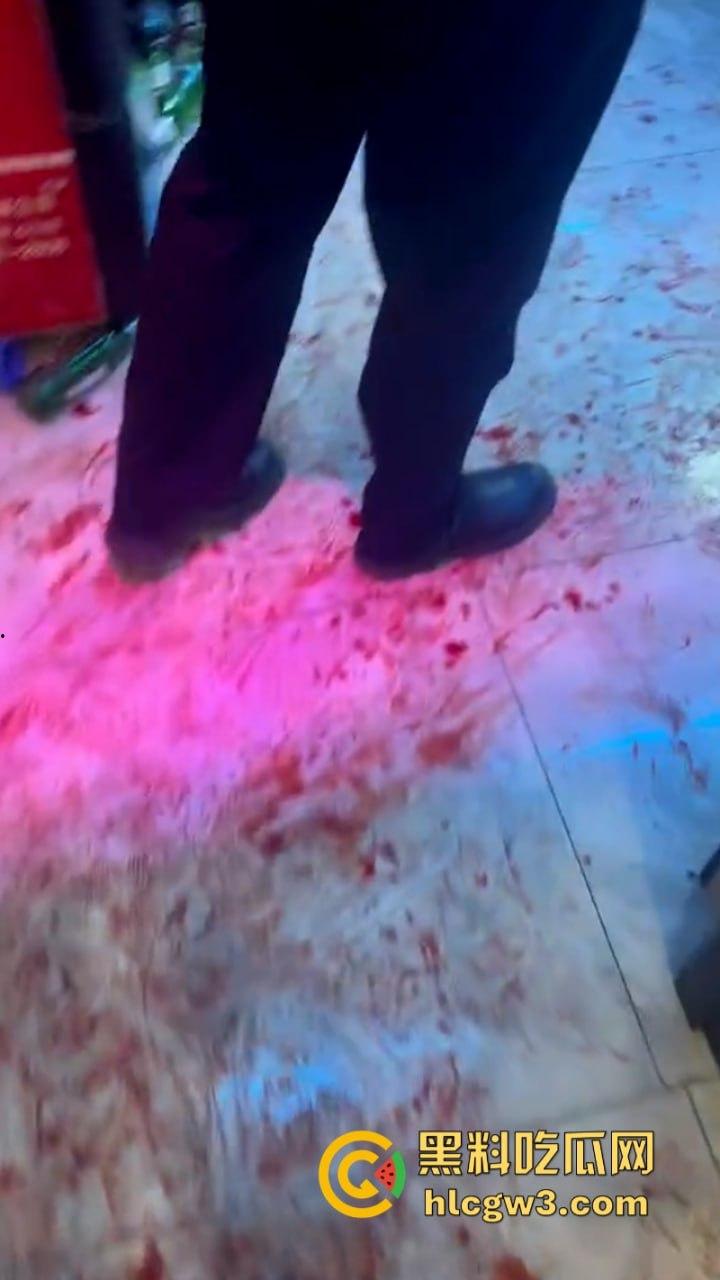 内蒙古赤峰烤尚985音乐烤吧一精神小伙酒后“变异”杀人 捅腹戳眼挑手筯 残忍嗜血如丧尸附体 现场实拍曝光血流一地-5