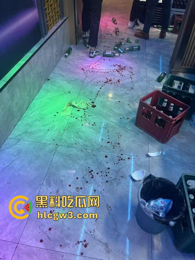 内蒙古赤峰烤尚985音乐烤吧一精神小伙酒后“变异”杀人 捅腹戳眼挑手筯 残忍嗜血如丧尸附体 现场实拍曝光血流一地-6