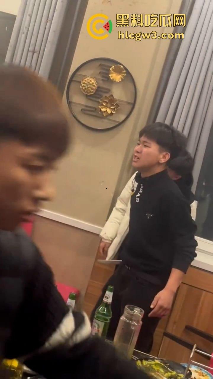 内蒙古赤峰烤尚985音乐烤吧一精神小伙酒后“变异”杀人 捅腹戳眼挑手筯 残忍嗜血如丧尸附体 现场实拍曝光血流一地-11