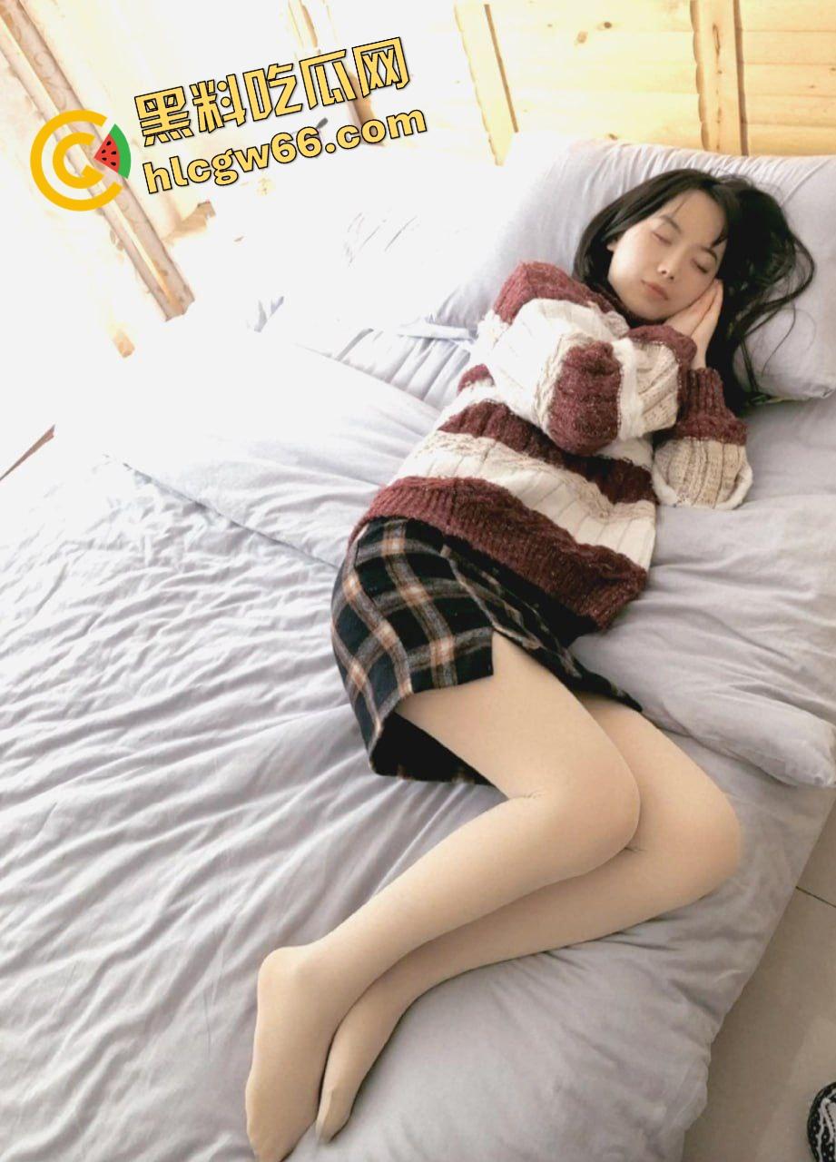 江西极品前台【林蒨】清纯脸蛋骚体质,洗完澡小穴乌得发紫,这骚逼摆明是被大鸡巴开过光!-2