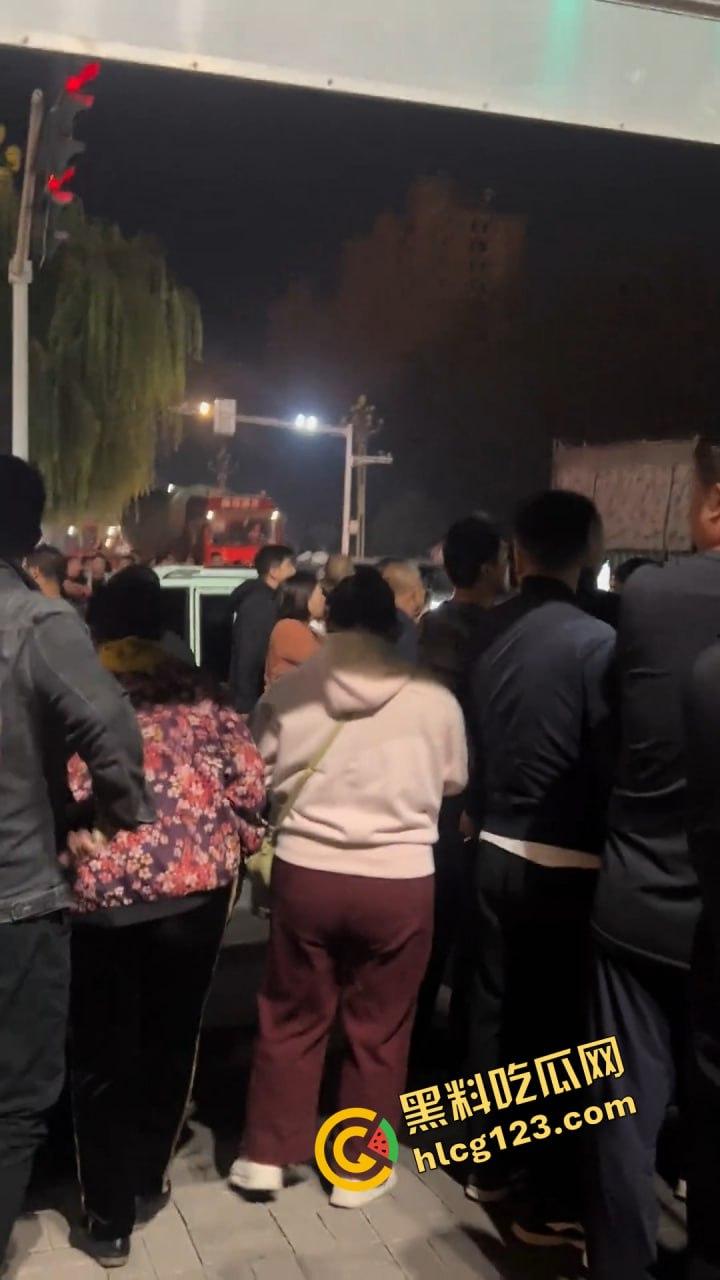 邯郸魏县北环大堵车，疑似挂车司机为伸冤硬堵路，现场一片混乱！-7