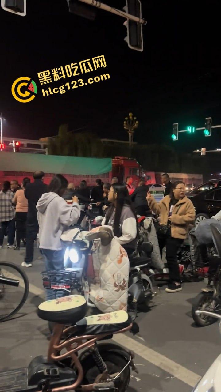 邯郸魏县北环大堵车，疑似挂车司机为伸冤硬堵路，现场一片混乱！-9