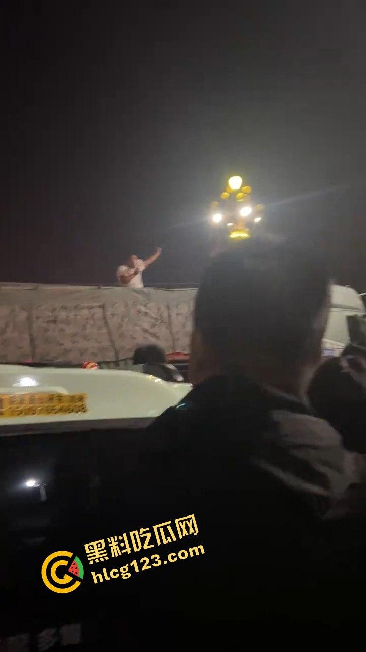 邯郸魏县北环大堵车，疑似挂车司机为伸冤硬堵路，现场一片混乱！-10