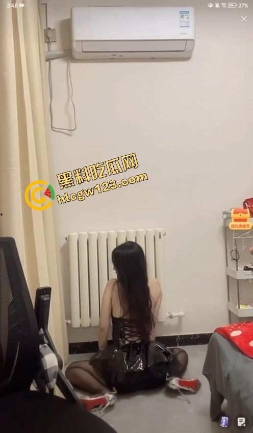 抖音主播『小苏苏』戴口球套狗链穿黑丝直播热舞，被举报下播，家人们刚硬，结果被狗逼毁了！-12