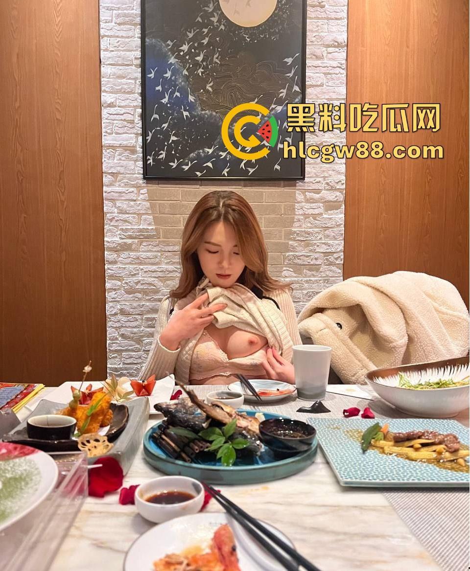 极品高颜值小母狗【黎欢欢】在高级私人餐厅玩露出 粉嫩的奶头 吃着主人的鸡吧，内容炸裂！-15