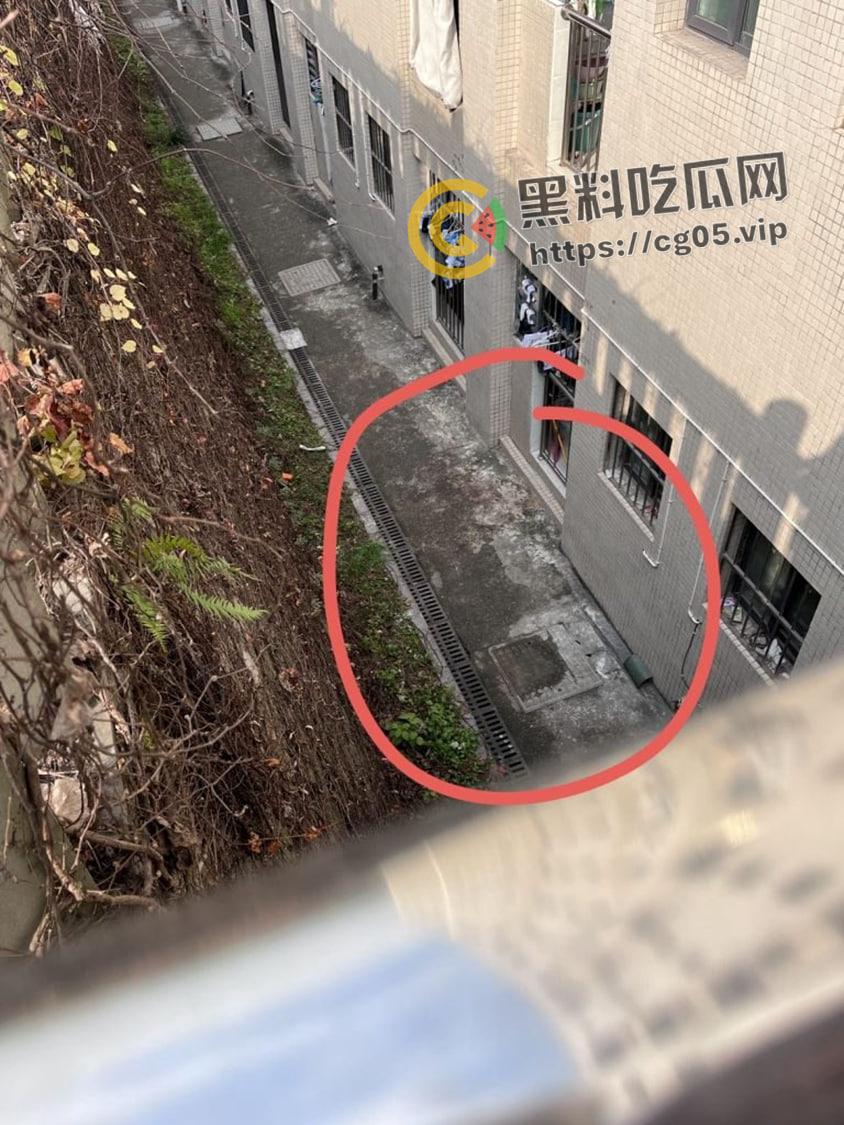 重庆三峡职业学院  女生坠亡事件 死亡理由众说不一 头摔裂开眼睛还睁着 死不瞑目 现场画面曝光-12