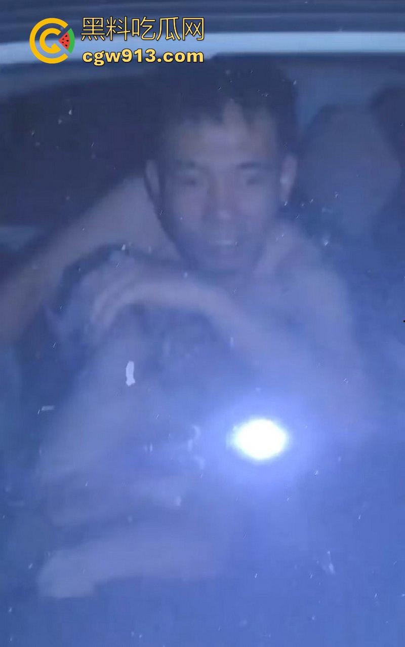 河北速腾车震现场视频曝光！路人深夜偶遇男女车内激情啪啪，车身摇晃明显，被发现后吓得慌不择路开车逃跑！-8