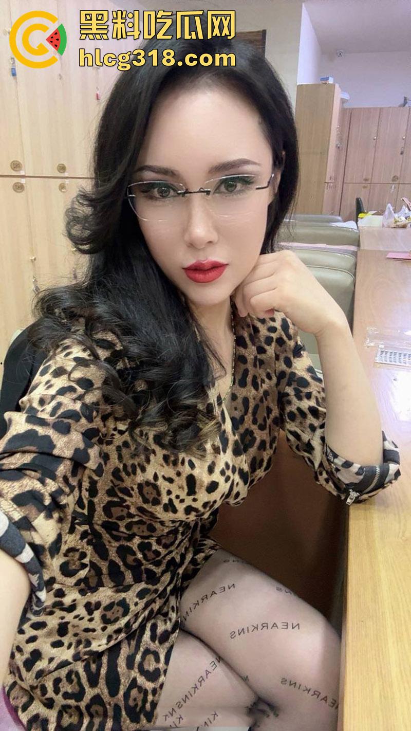 沈阳罗曼达商K极品骚妇【平姐】，靠快手擦边秀黑丝美腿，包厢约炮客人啪啪，据说骚逼还有老公呢！-6