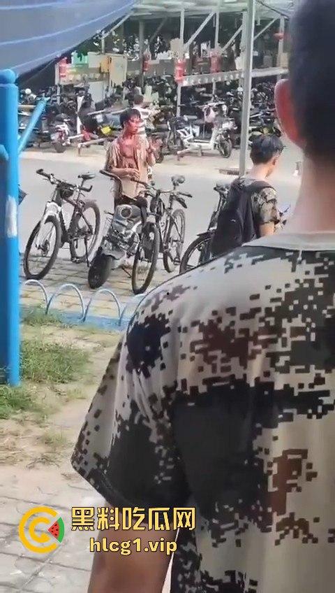 军训压力大？河南大学软件学院大三生宿舍爆发持刀大战,宿舍变修罗场！-3