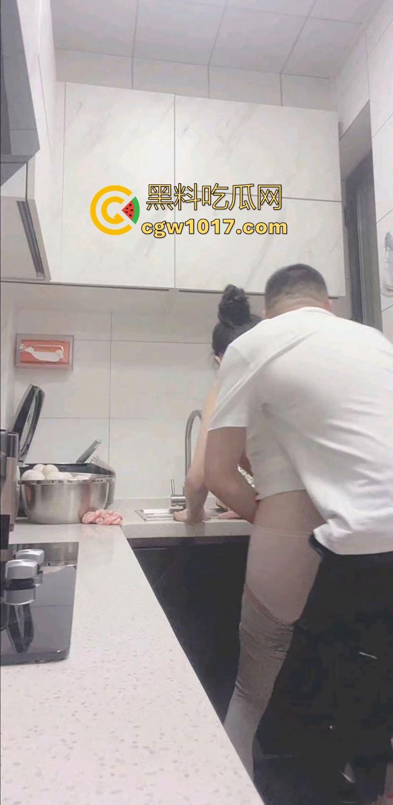 在厨房强上美艳瑜伽裤嫂子，按在厨房灶台就从后面猛干，插得嫂子淫水哗哗流，内射内射彻底被操服了！-1