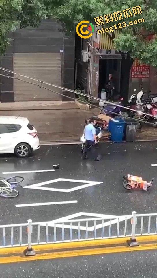 广东汕头男子拎着煤气罐 菜刀向警察行凶！ 疑似精神不正常！-8